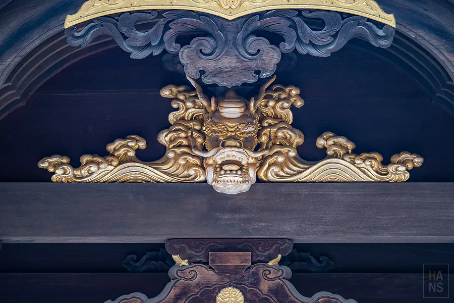 佐嘉神社木樑上的精緻金龍雕刻