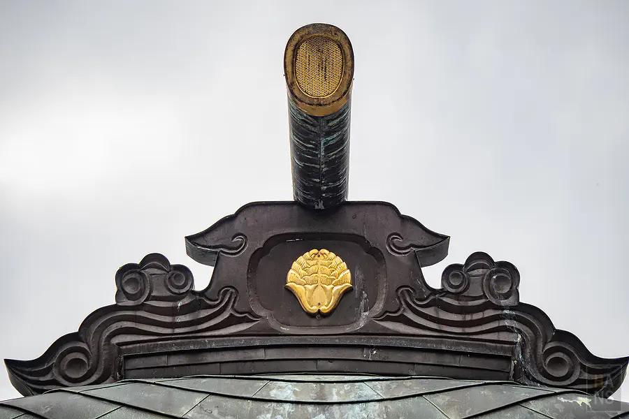 佐嘉神社屋頂上的銅製神紋特寫