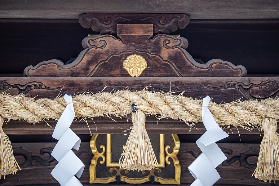 佐嘉神社注連繩與木雕神紋細節