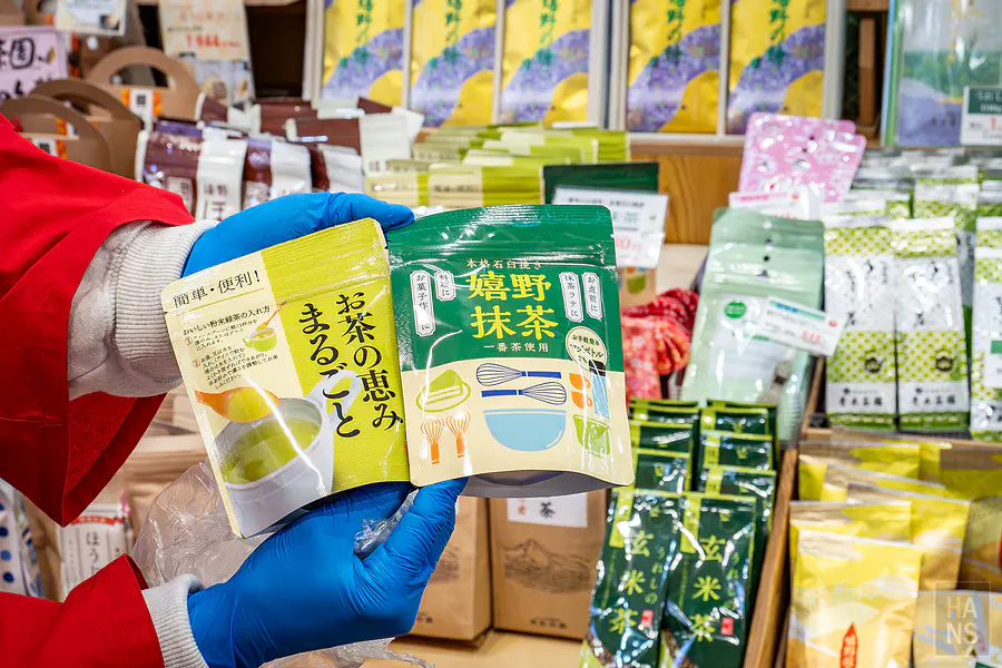 包裝精美的在地嬉野抹茶與粉末綠茶商品