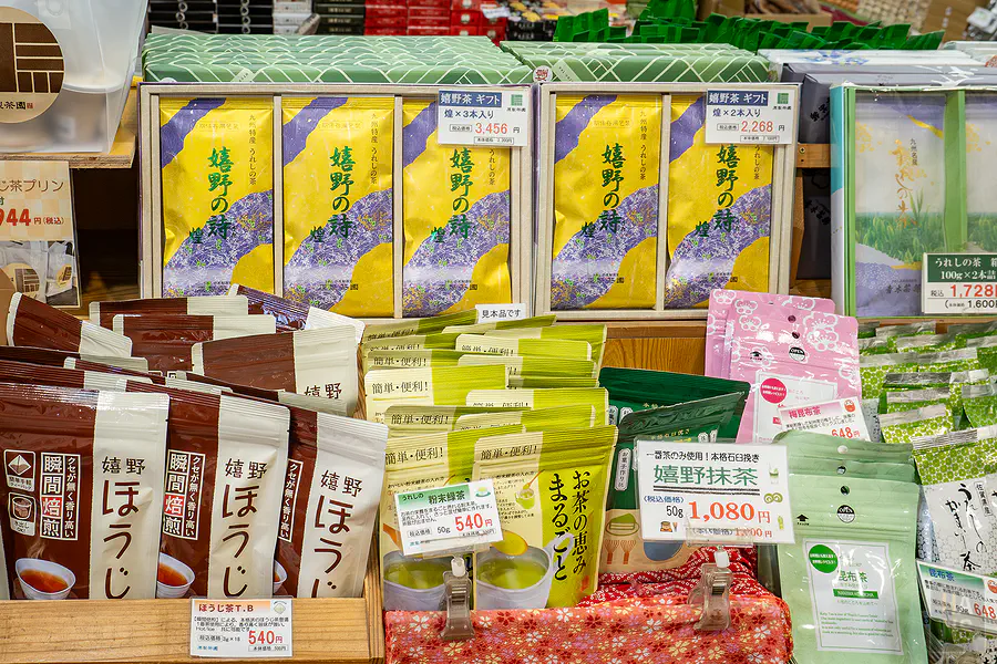 武雄溫泉物產館販售的焙茶、綠茶與昆布茶包裝