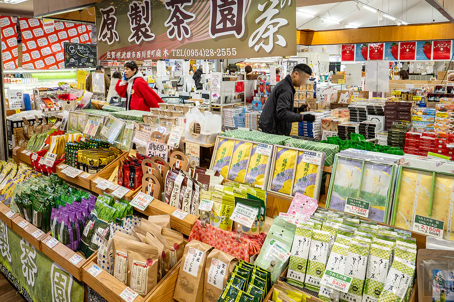架上陳列著各式選擇豐富的佐賀原製茶園特色茶葉