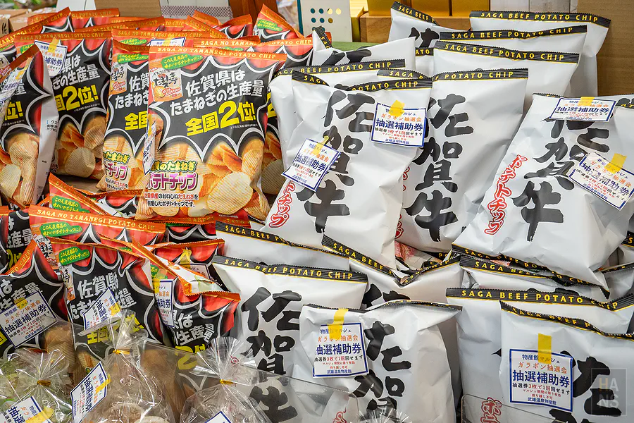 武雄溫泉物產館內陳列滿滿的特色洋芋片伴手禮