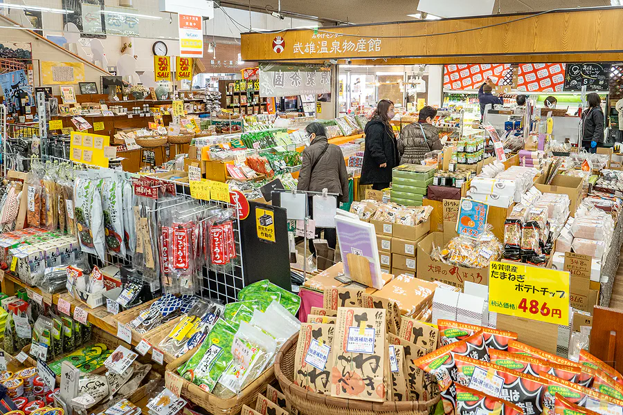 武雄溫泉物產館內部寬敞的賣場空間與豐富商品