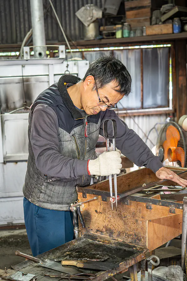肥前玻璃不靠模具的手工塑形過程