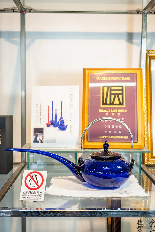 雙管吹製法製作的肥前玻璃藍色長嘴壺
