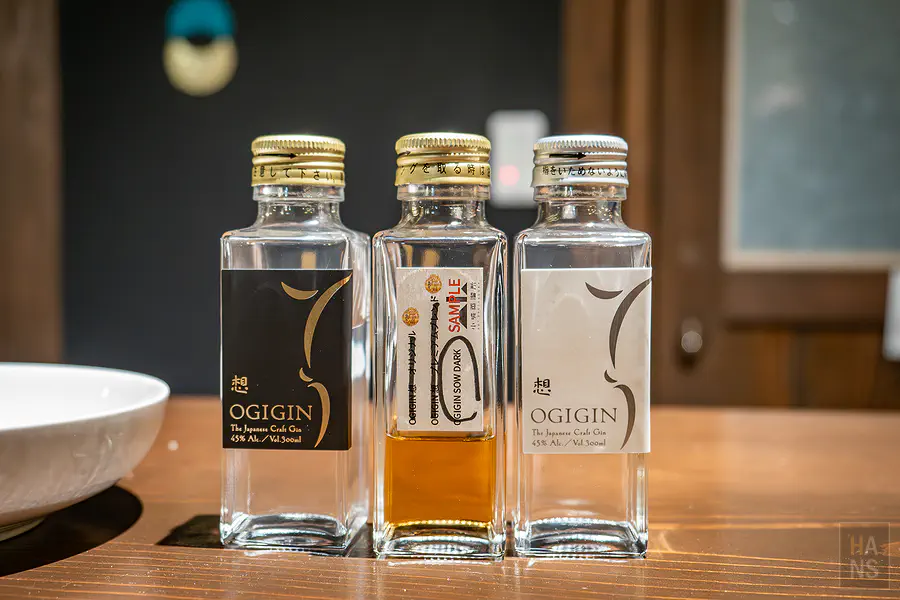 小城蒸溜所吧檯上準備的三款OGIGIN想琴酒試飲小瓶