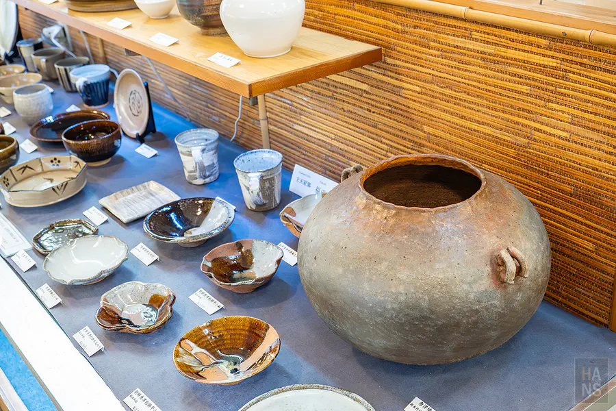 一番舘一樓展示的充滿古樸氣勢唐津燒大壺