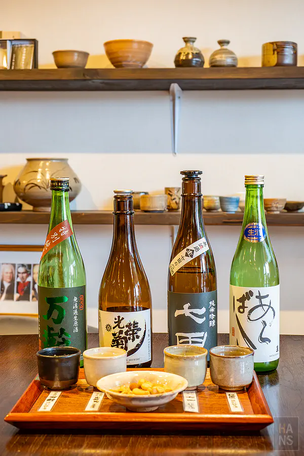 佐賀在地知名酒廠釀造的多款極品清酒與品酒杯