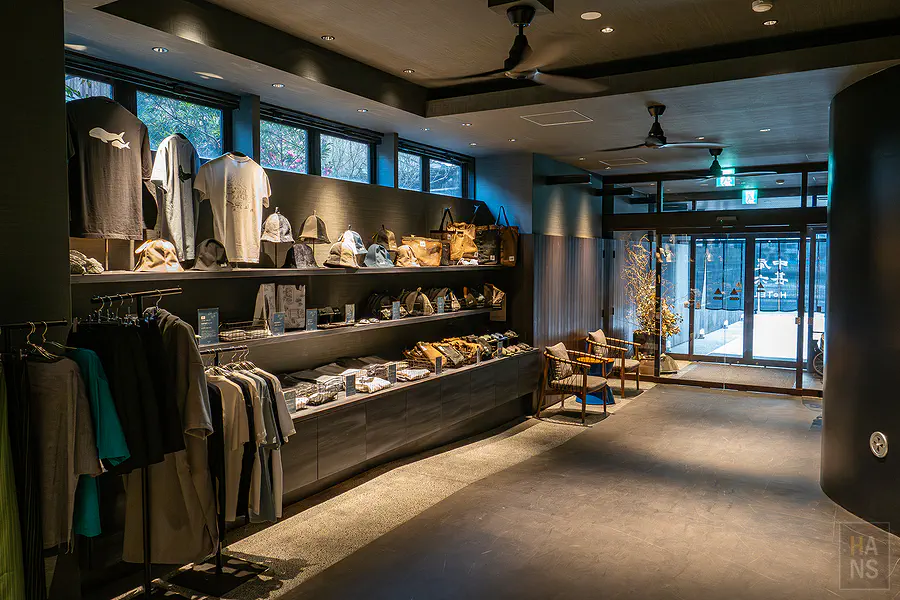 中尾甚六HOTEL本館大廳沉穩放鬆的質感空間與豐富的在地特色選物展示區