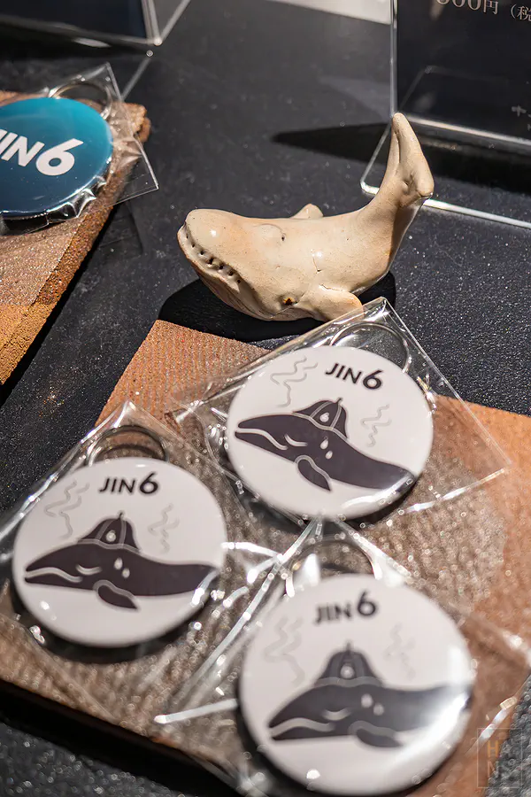 中尾甚六HOTEL原創設計的JIN6標誌鯨魚造型徽章與質感精美的周邊紀念品