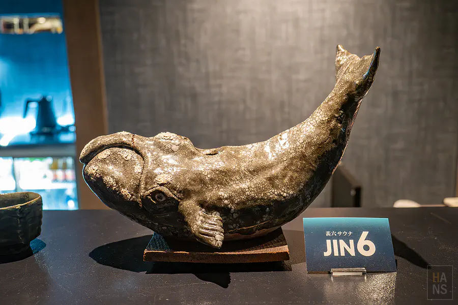 中尾甚六HOTEL大廳展示的精緻鯨魚陶藝品展現出玄界灘的波濤與歷史滄桑感