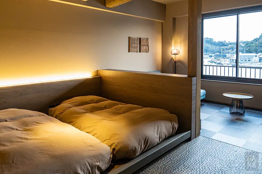 中尾甚六HOTEL本館海景客房寬敞舒適的木質空間與溫暖間接照明設計