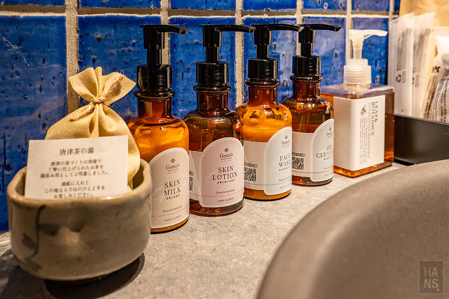 客房選用注重天然植萃成分的GemiD沐浴保養系列與質感的琥珀色瓶身