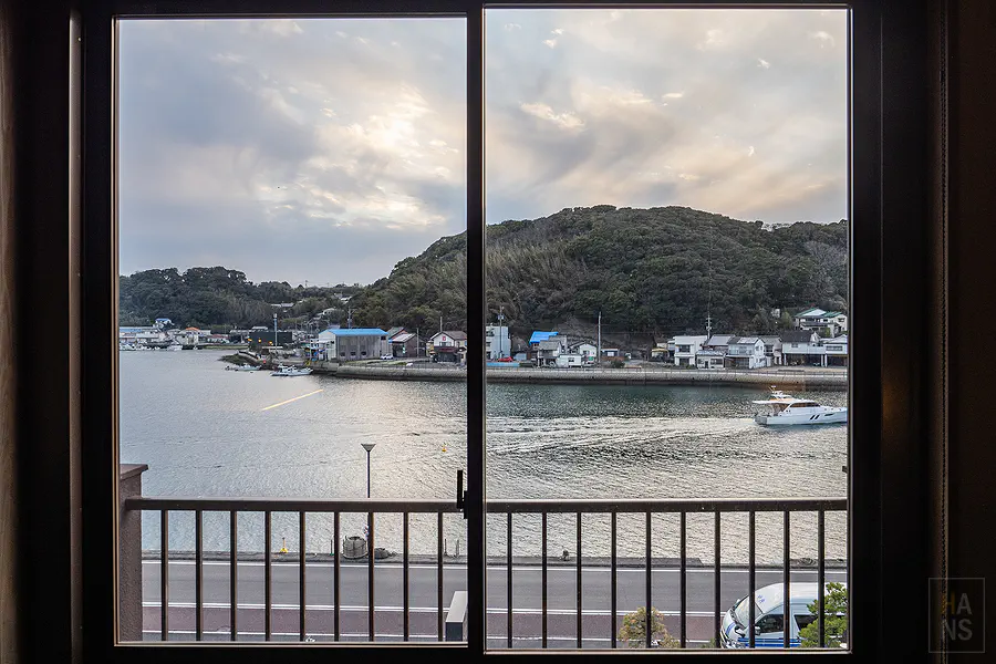 從本館客房落地窗眺望佐賀呼子港口玄界灘與對岸翠綠山巒的絕美海景