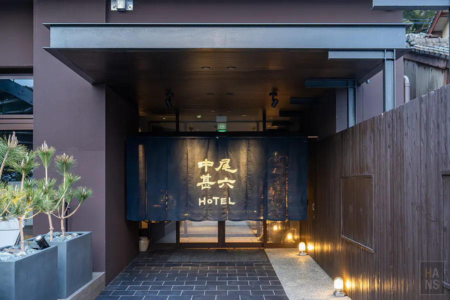 佐賀呼子住宿推薦中尾甚六HOTEL本館深色質感外觀與溫暖的暖色系大門照明設計