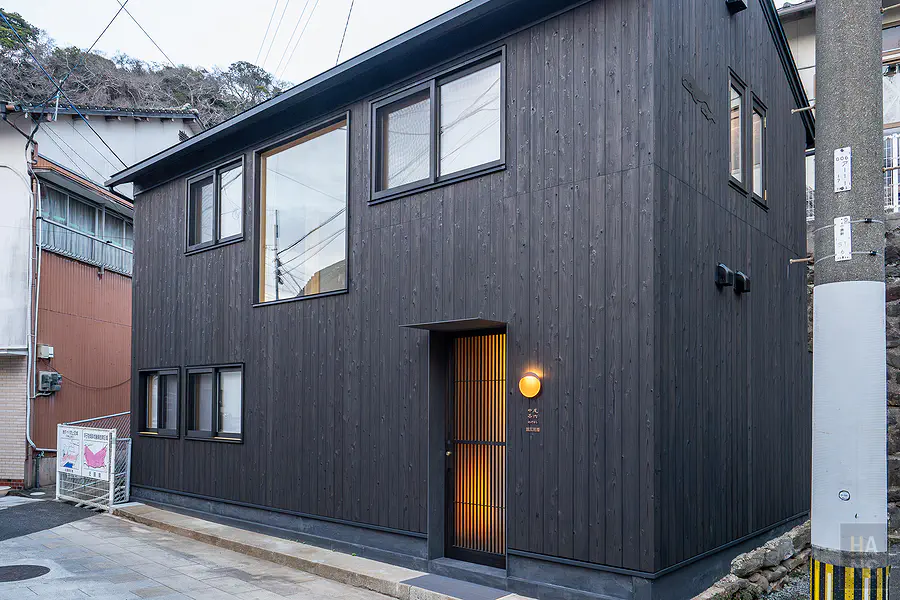 中尾甚六HOTEL浦田別邸外觀炭化焦黑色燒杉板建築高雅設計