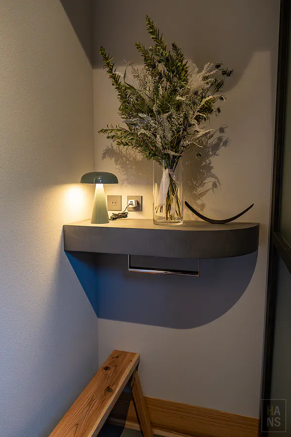 別邸右側小玄關精心佈置的自然乾燥花藝與獨特綠色桌燈