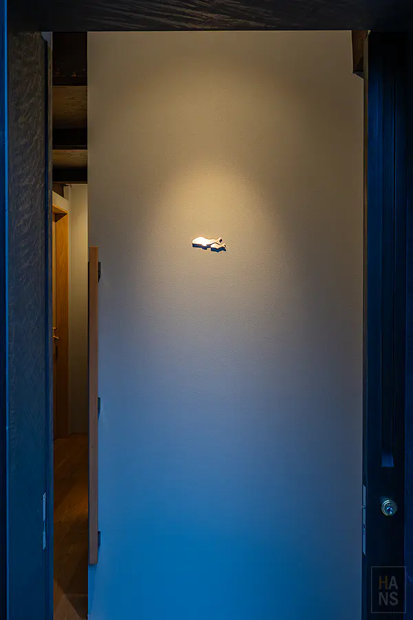 浦田別邸大門入口端景牆上悠游的童趣木作小鯨魚裝飾