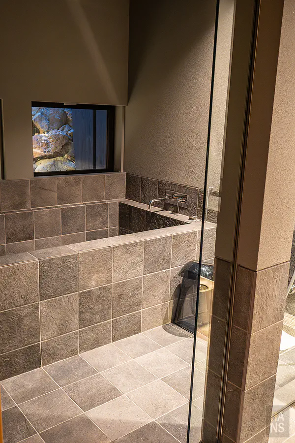 浦田別邸一樓配備溫暖地暖系統的衛浴空間與寬敞泡澡浴池