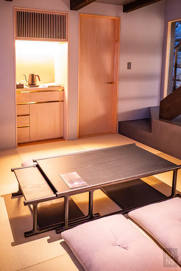 浦田別邸一樓保留巨型挑高大樑與百年木造結構的開闊和式客廳