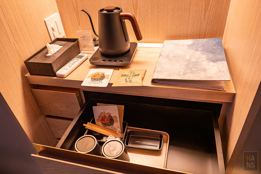 浦田別邸一樓質感Mini Bar區域備有手沖壺與在地特色咖啡茶包