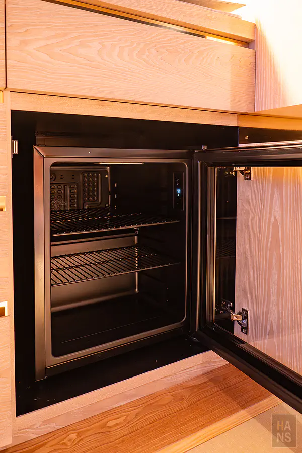 隱藏在木質櫥櫃下方的高雅靜音小冰箱設計