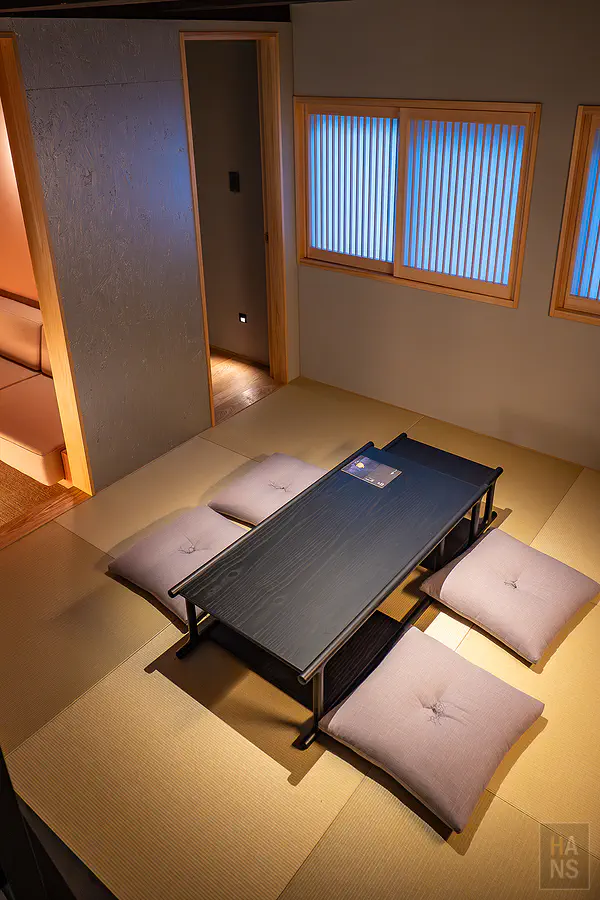 融合歷史韻味與現代洗鍊美學的浦田別邸一樓角落藝術選物與花藝佈置