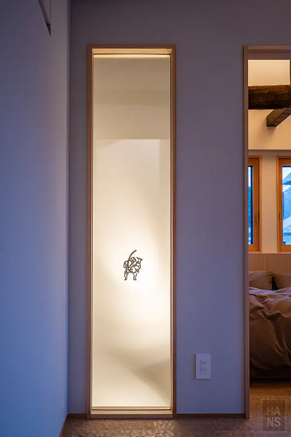 浦田別邸充滿現代設計感的黑色鐵件樓梯通往二樓舒眠空間