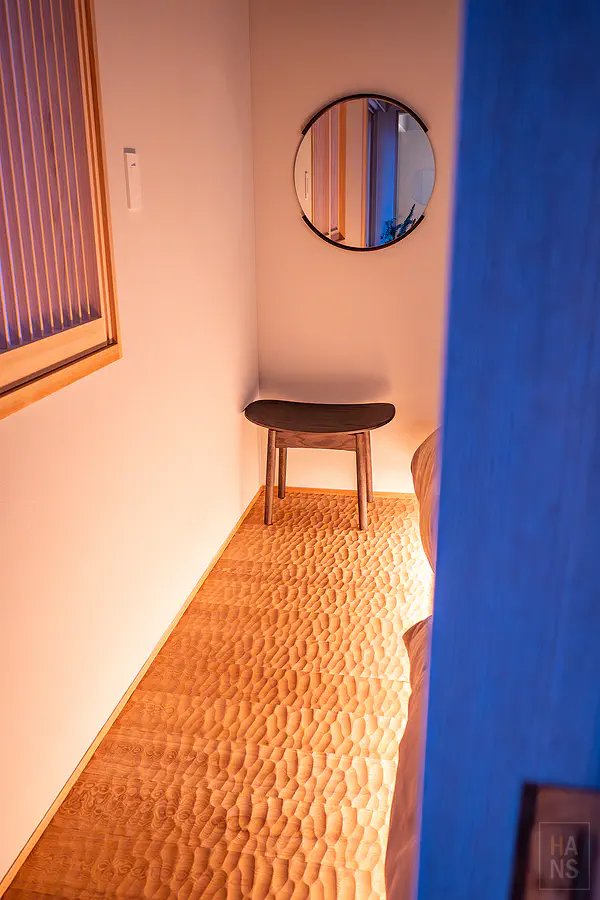 由職人使用特殊刀具手工刨出的實木地板展現日本傳統名栗工藝之美