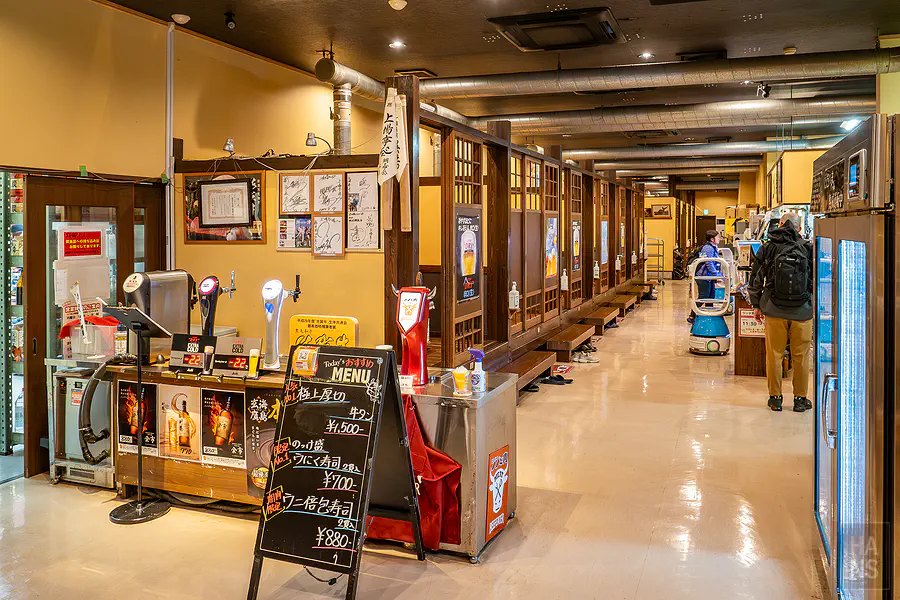 上場亭枝去木本店寬敞明亮的店內走道與包廂座位區