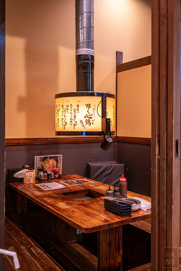 上場亭包廂內的炭火烤爐與上方抽風設備