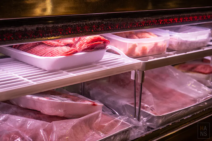 上場亭冷藏櫃中油花迷人的佐賀牛切片