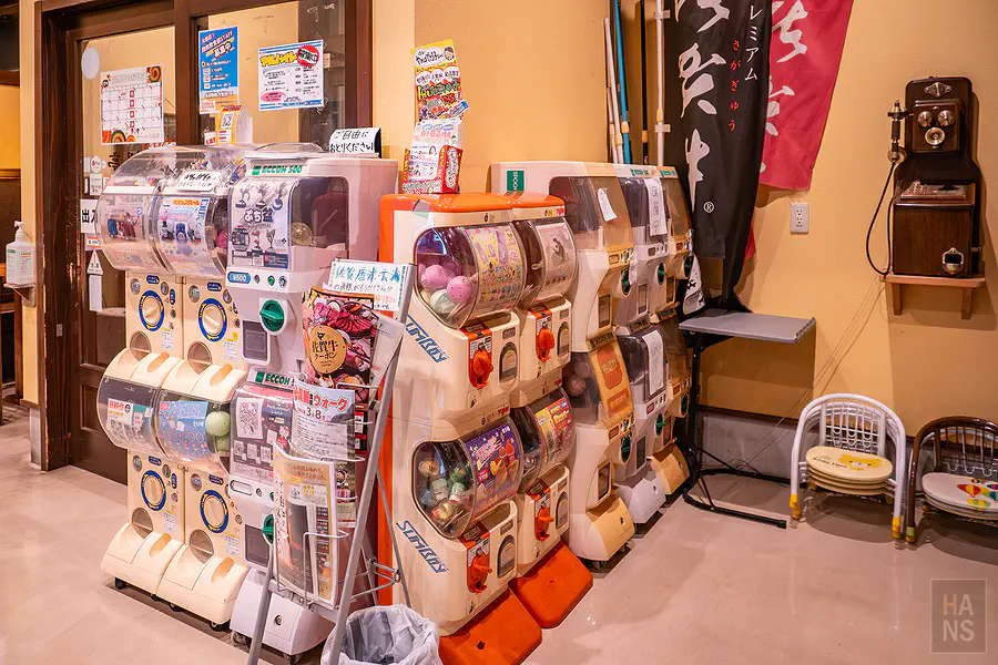 上場亭店內的扭蛋機台區