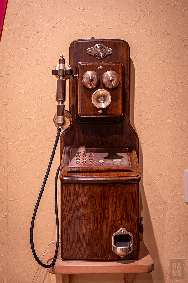 上場亭店內的復古木造造型電話亭