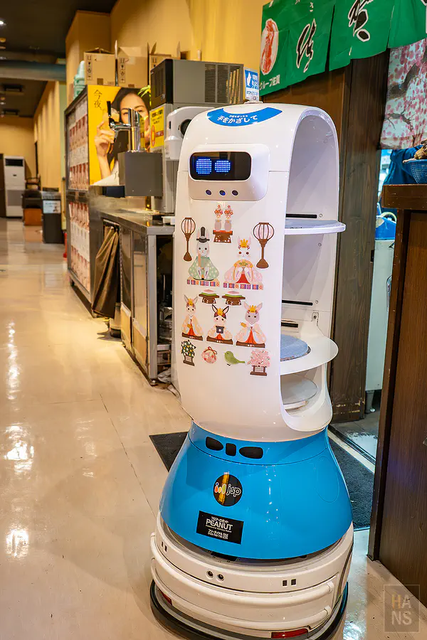 上場亭店內貼心可愛的送餐機器人