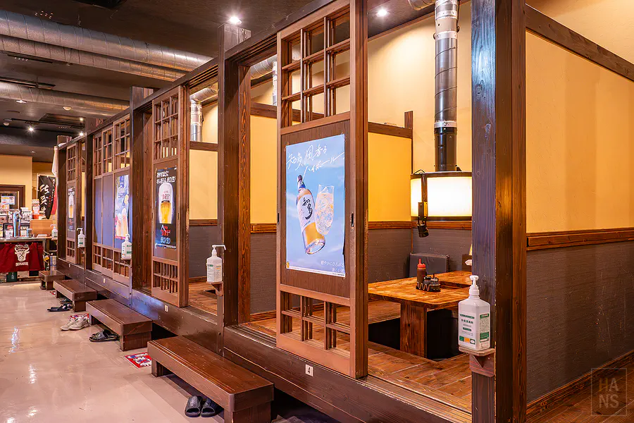 上場亭保有隱私的半開放式木造包廂座位