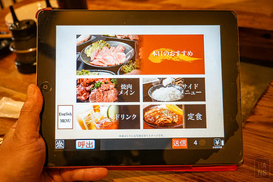上場亭使用平板電腦進行點餐支援多國語言