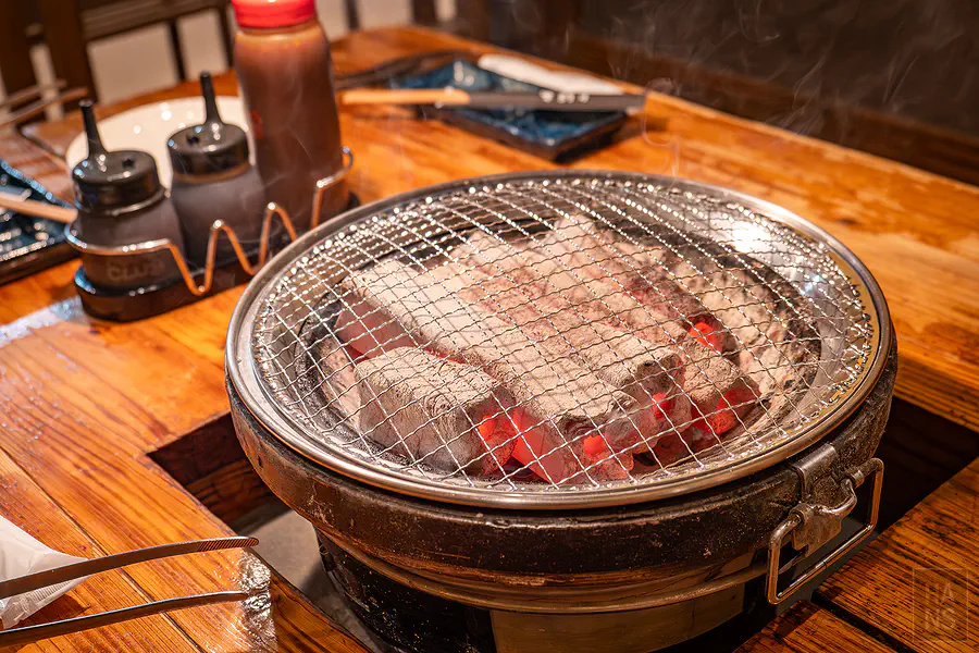 上場亭桌上準備就緒的高溫紅通通炭火爐