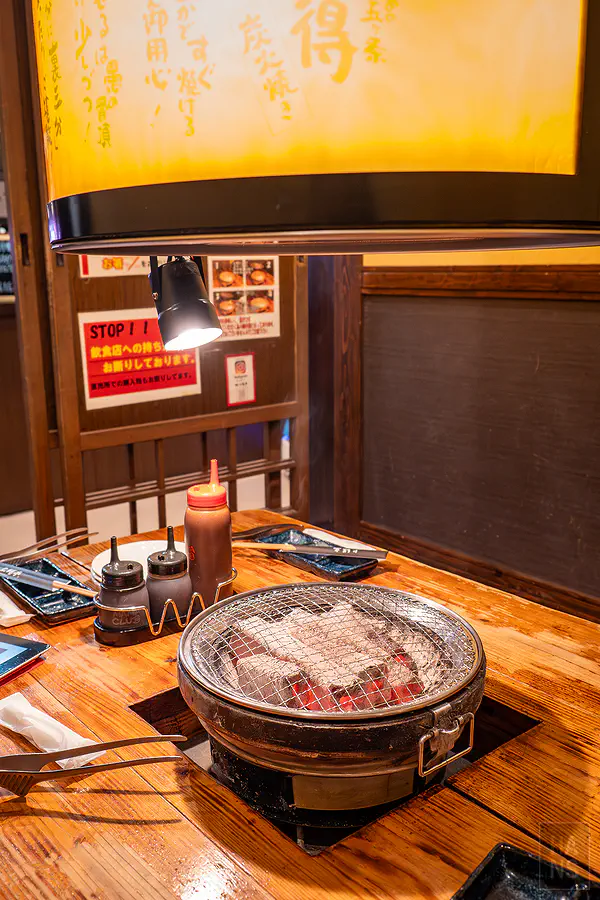 上場亭炭火烤爐與上方強力的抽風設備