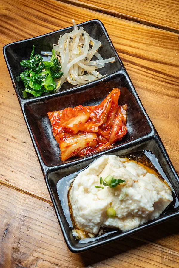 上場亭套餐精緻的三格開胃小菜包含泡菜與涼拌菜