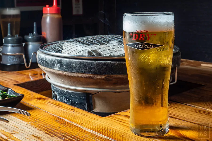 冰涼暢快的生啤酒搭配炭火燒肉