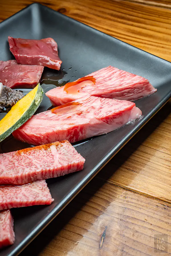 近距離特寫佐賀牛迷人的大理石紋油花