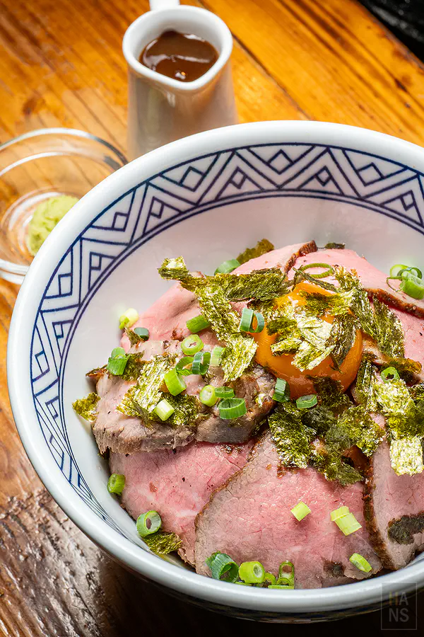 鋪滿粉嫩佐賀牛肉片與生蛋黃的烤牛肉飯