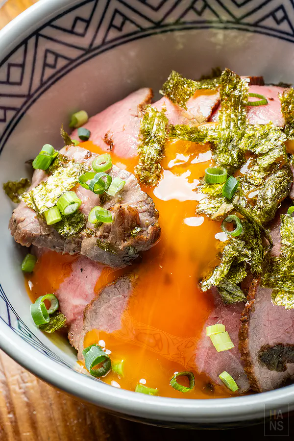 佐賀牛烤牛肉飯誘人的金黃半熟蛋液