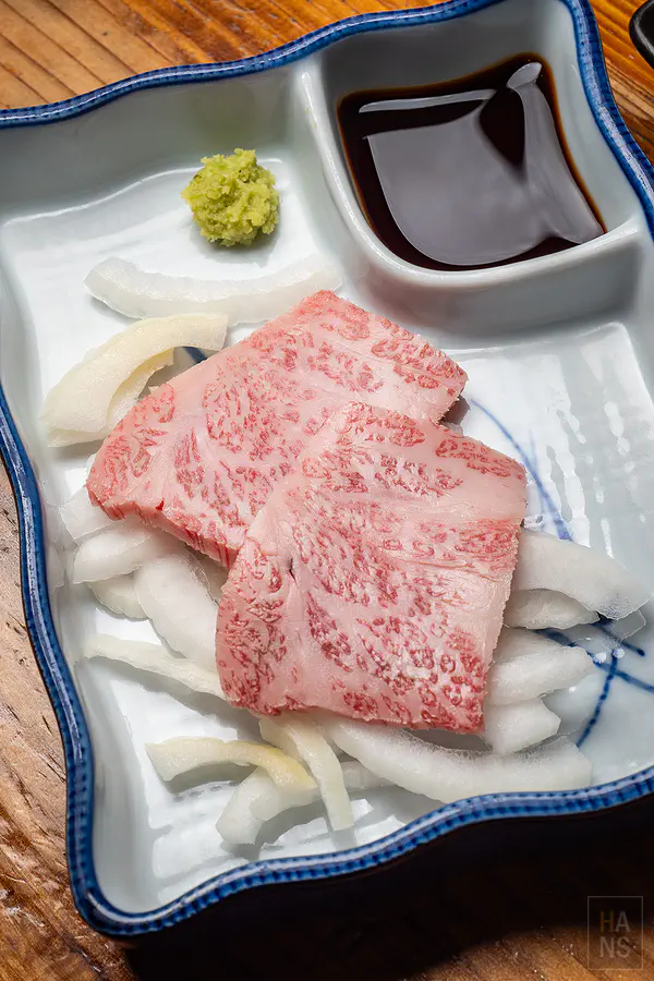 上場亭套餐附贈的珍貴A5佐賀和牛生肉片與洋蔥絲