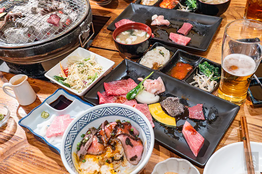 上場亭豐盛的佐賀牛烤牛肉片飯套餐滿桌菜色