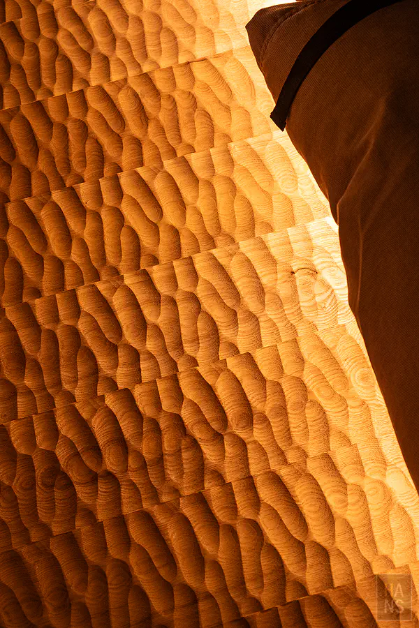 極具巧思的實木刨花地板踩踏起來有著被木頭溫柔按摩的絕佳腳感