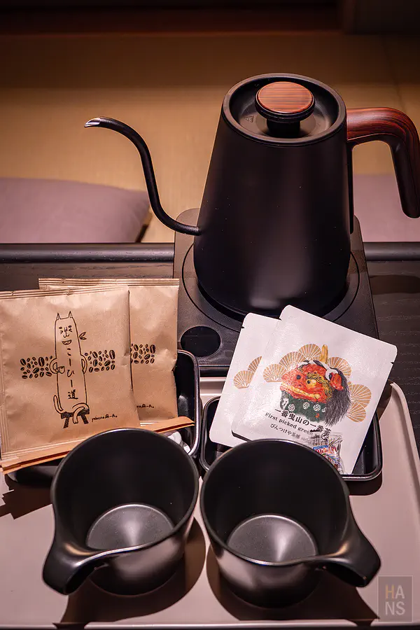 在充滿光影層次的和式客廳內泡杯手沖咖啡享受悠閒的佐賀早晨時光