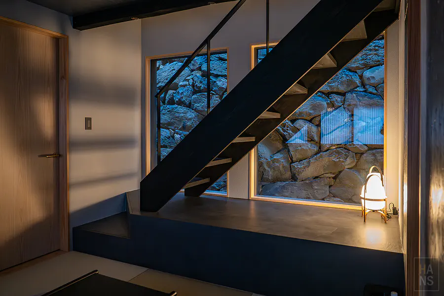 早晨柔和陽光透過日式木格窗格灑落進和式客廳形成迷人的光影層次